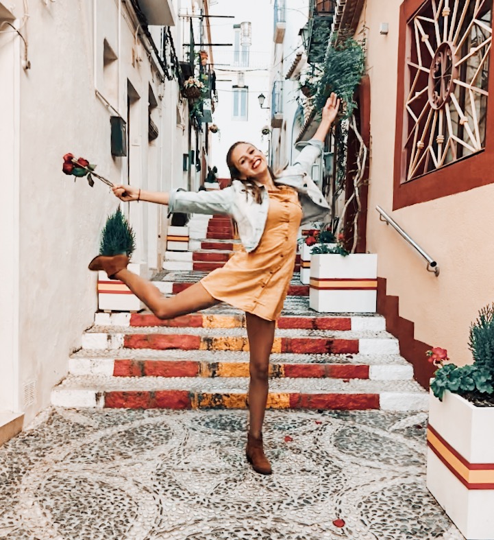 dancing on spanish steps calpe