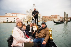 getting engaged in venice italy gondola ride