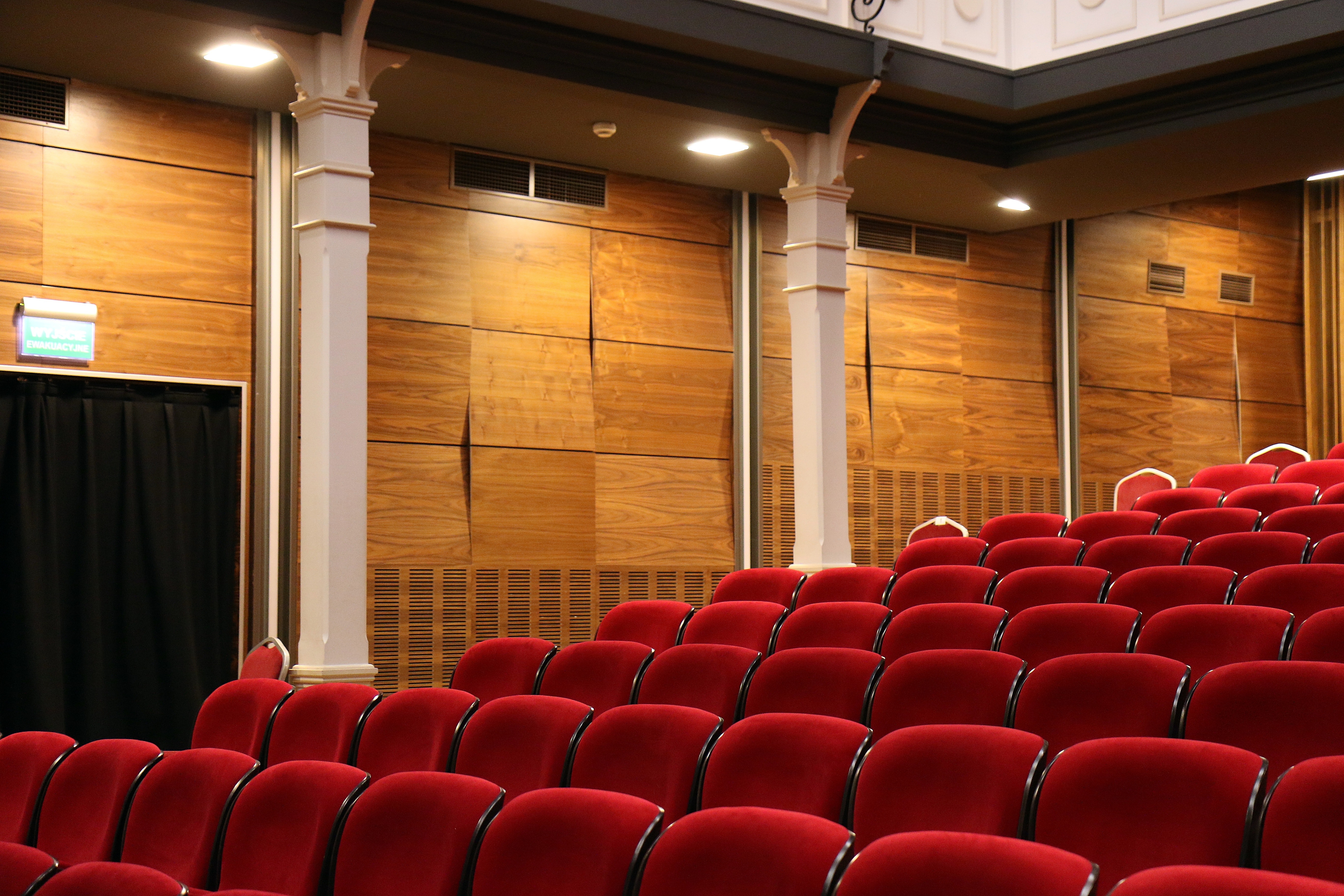 auditorium-chairs-comfortable-269140.jpg