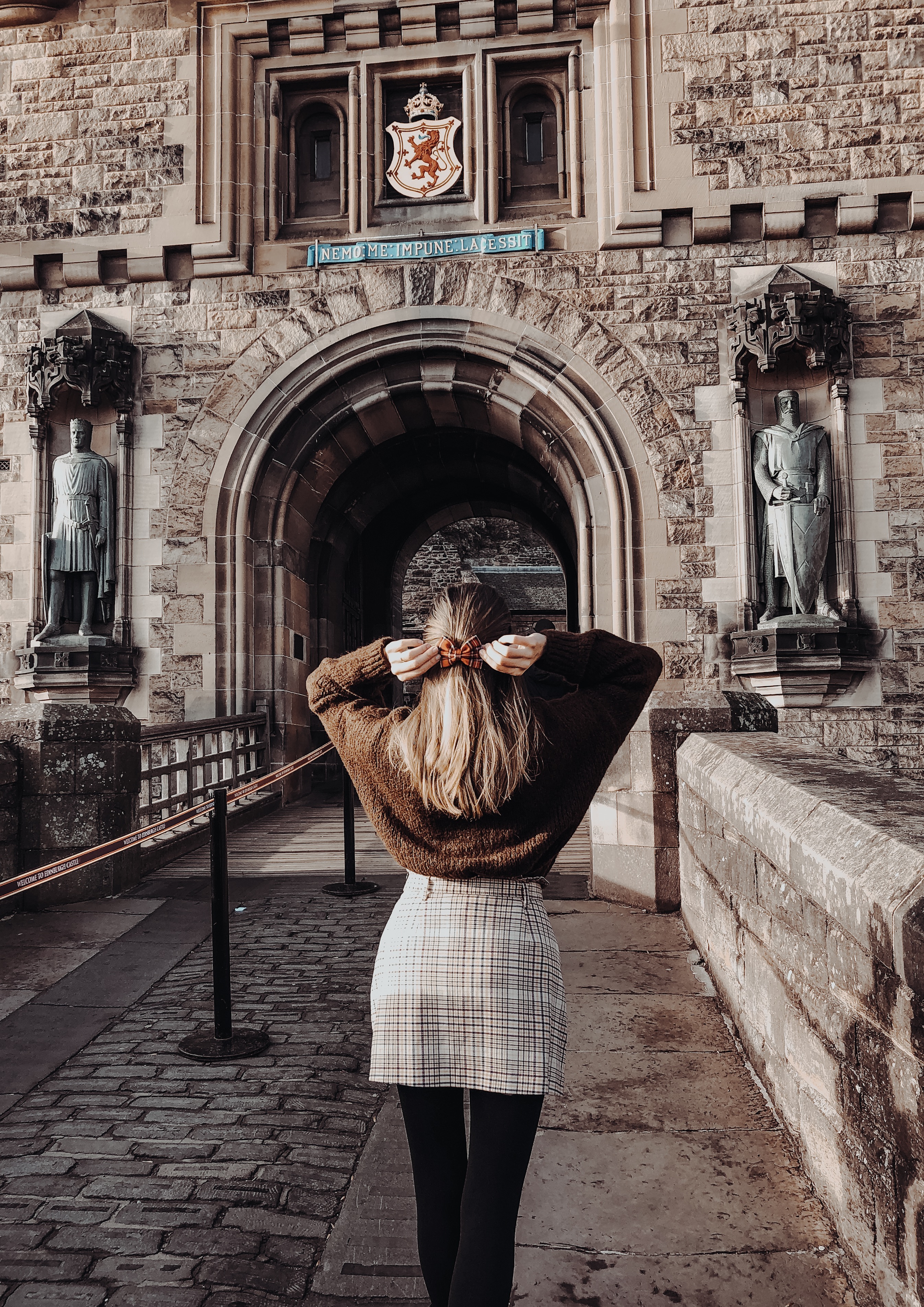walking to edinburgh castle bow in hair