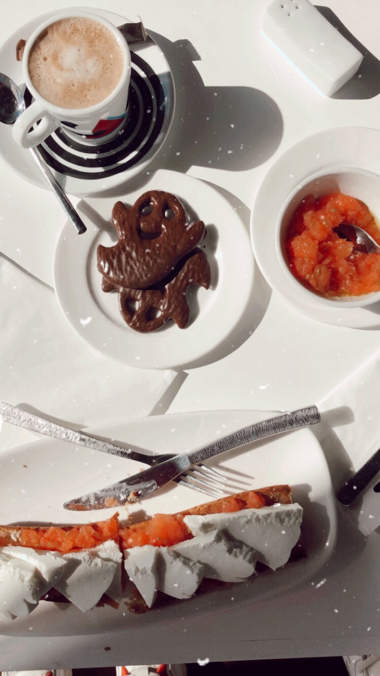 breakfast at la falua cafe benidorm