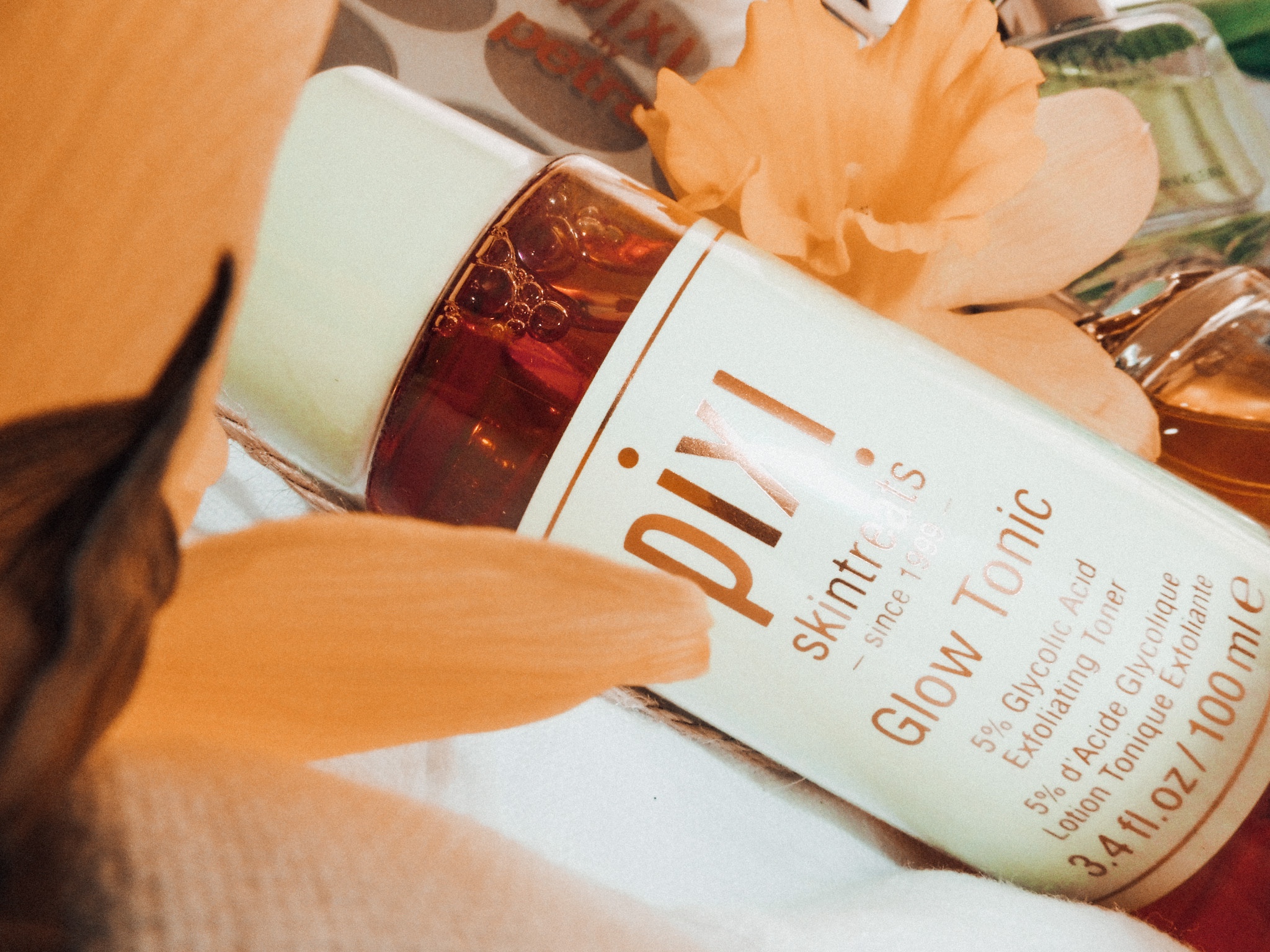 Pixi glow tonic flatlay 