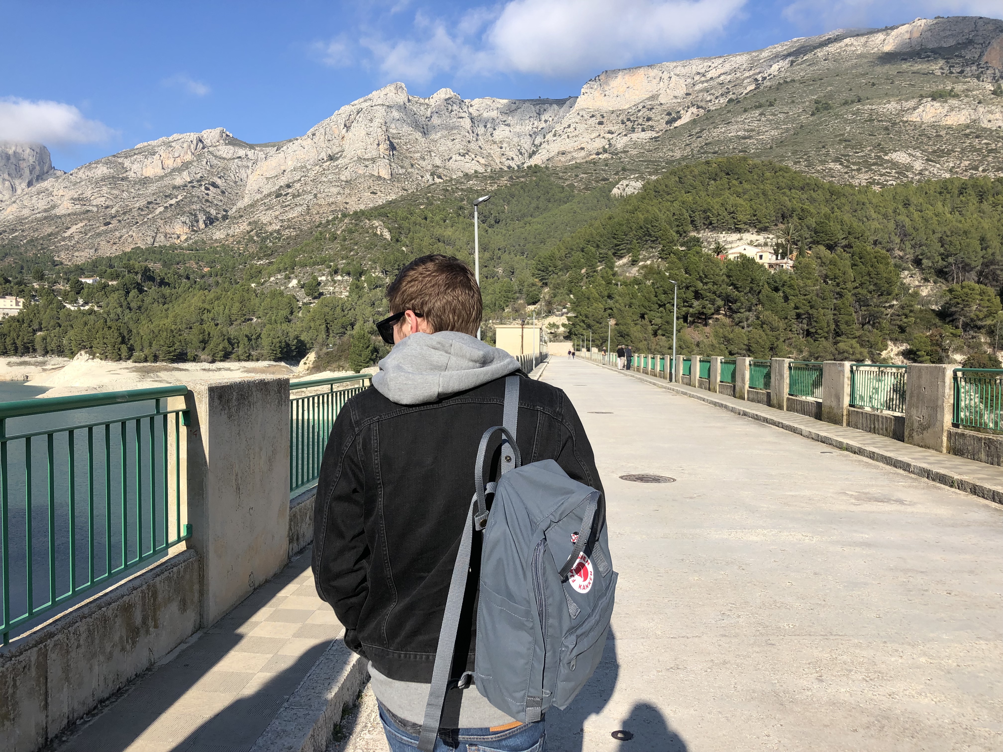 alex walking from guadalest to the guadalest lake with kanken backpack lake and mountain views