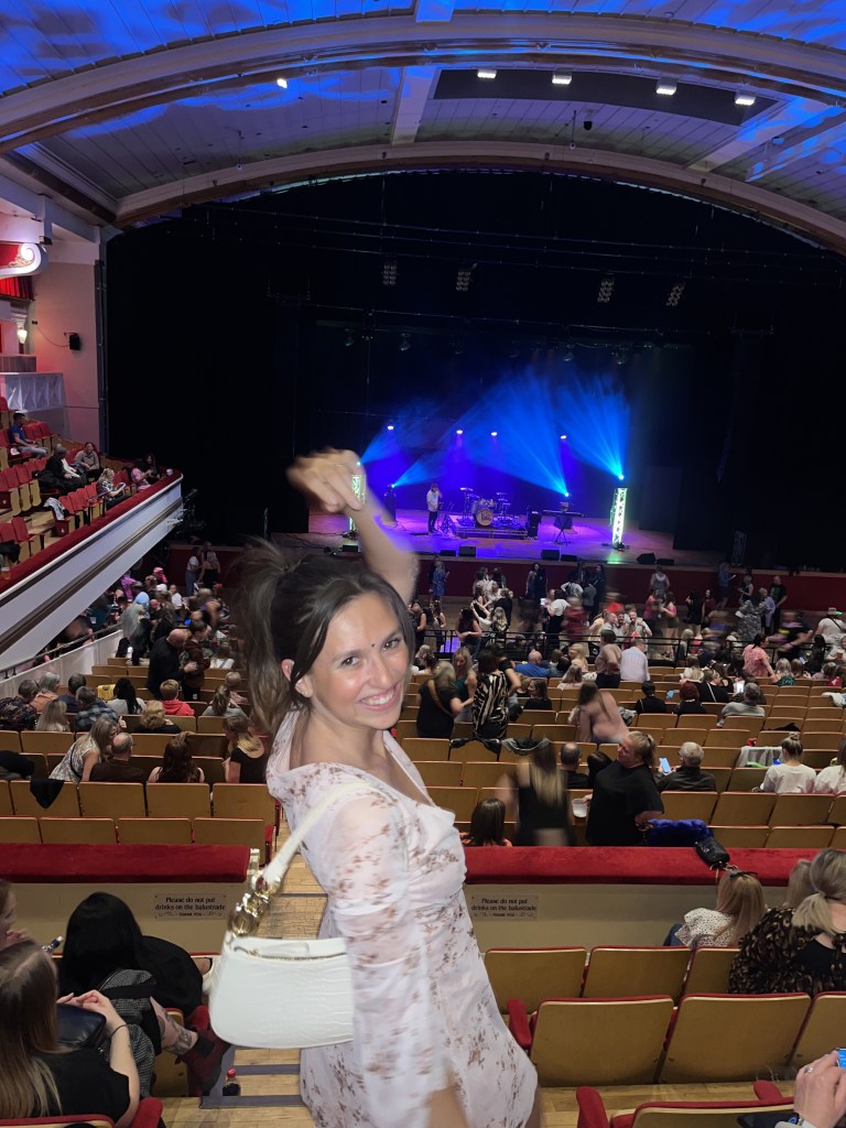 Lauren in Leicester dancing to nineties live entertainere UK